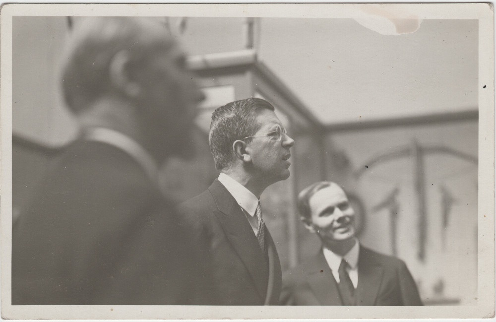 Foto riigitegelastest. Visiidilt Stockholmi? Esiplaanil Jaan Tõnisson