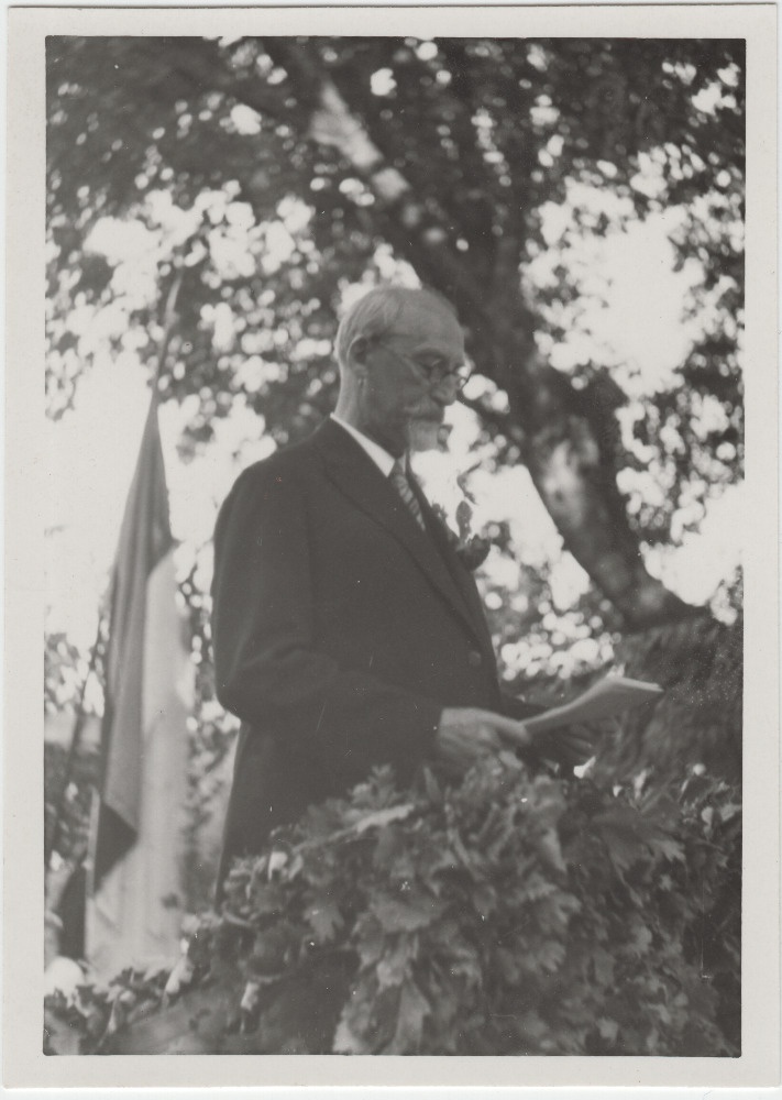 Jaan Tõnisson kõnet pidamas.