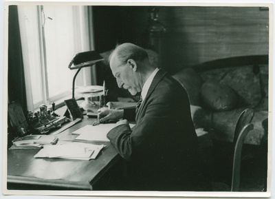 Jaan Tõnisson kirjutuslaua taga töötamas  duplicate photo