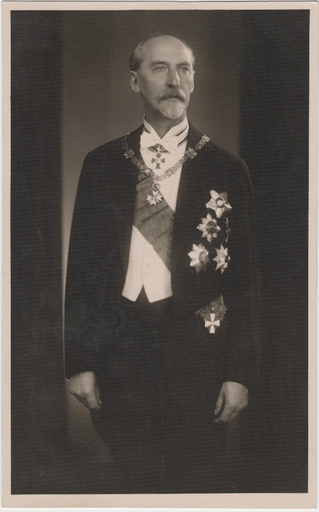 Täispikkuses portree riigipeast Jaan Tõnissonist.