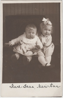 Kaks last tugitoolis, foto esiküljele kirjutatud Karl-Jaak ja Mari-Ann  duplicate photo