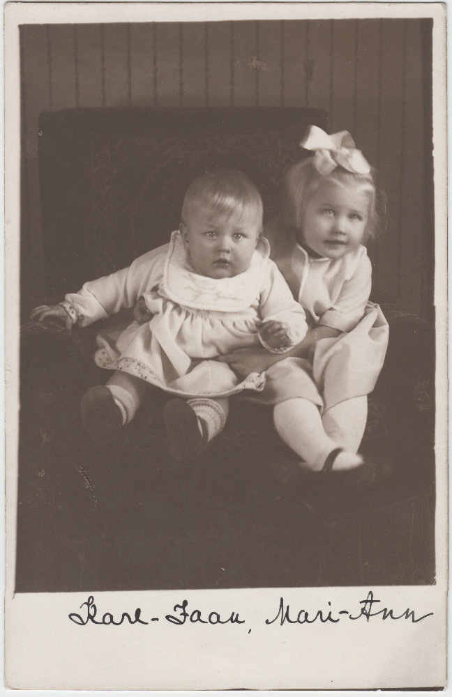 Kaks last tugitoolis, foto esiküljele kirjutatud Karl-Jaak ja Mari-Ann