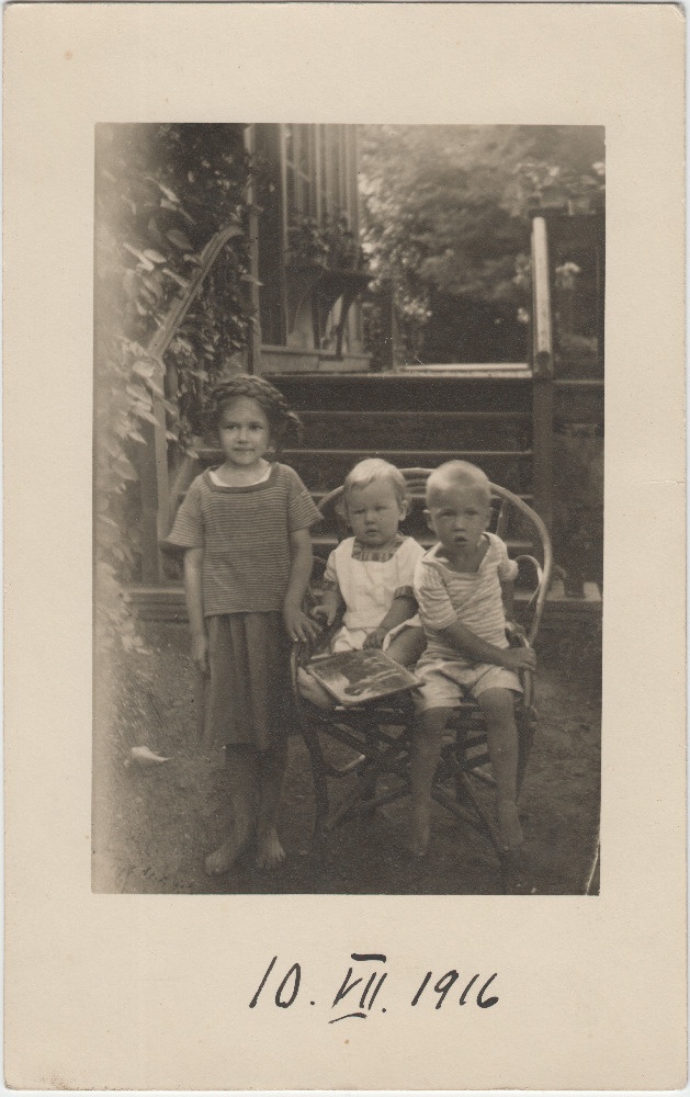 Kolm last aias trepi ees