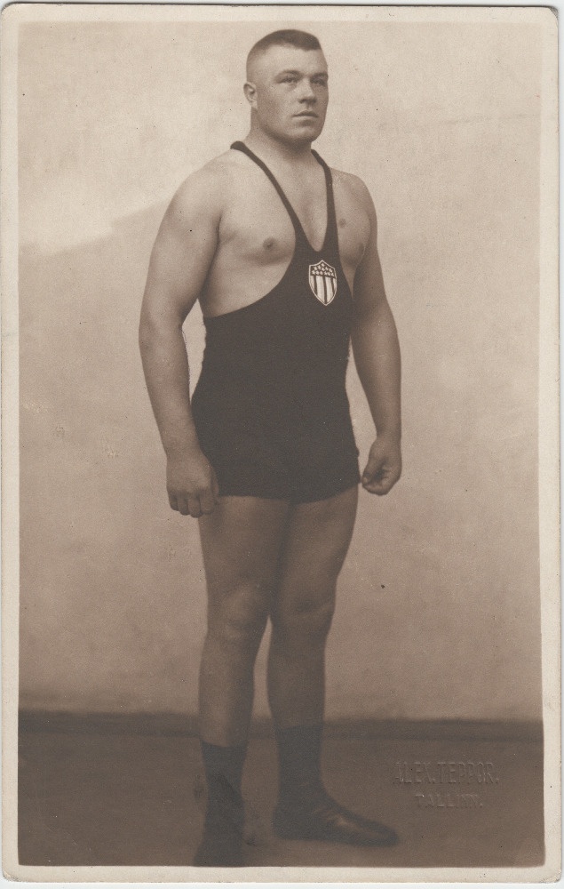 Foto raskejõustiklasest, maadlejast trikoos - pöördel pühendus sõber Reinule loetamatu allkirjaga