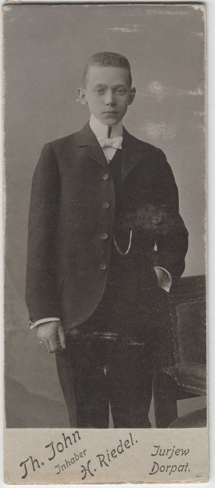 Stuudiofoto Ernst Allikust, pöördel saksakeelne pühendus Hildale