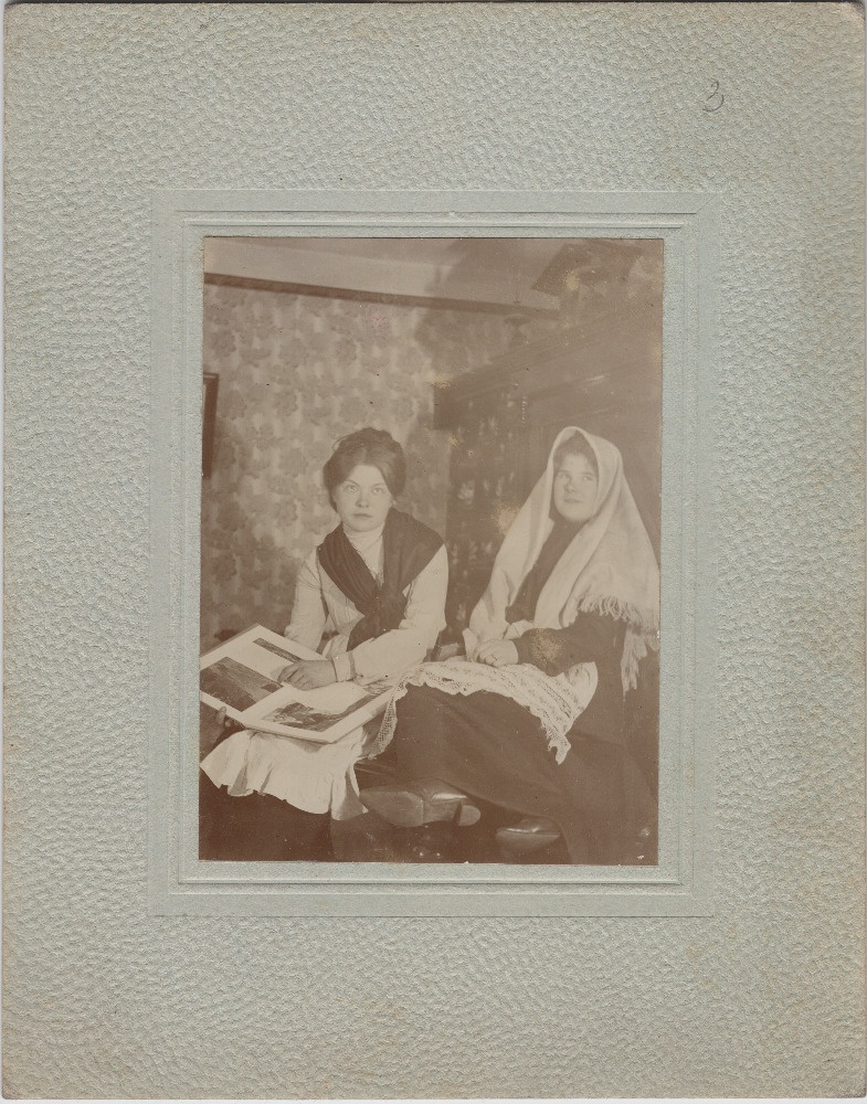 Kaks naist fotoalbumit vaatamas.