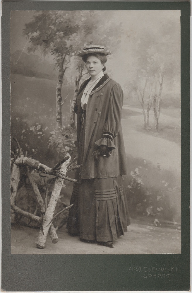 Stuudiofoto noorest naisest.