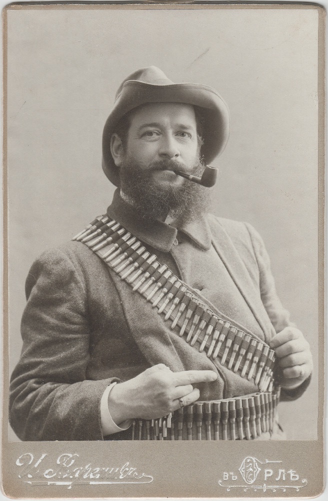 Portree mehest piibu ja padrunivööga.