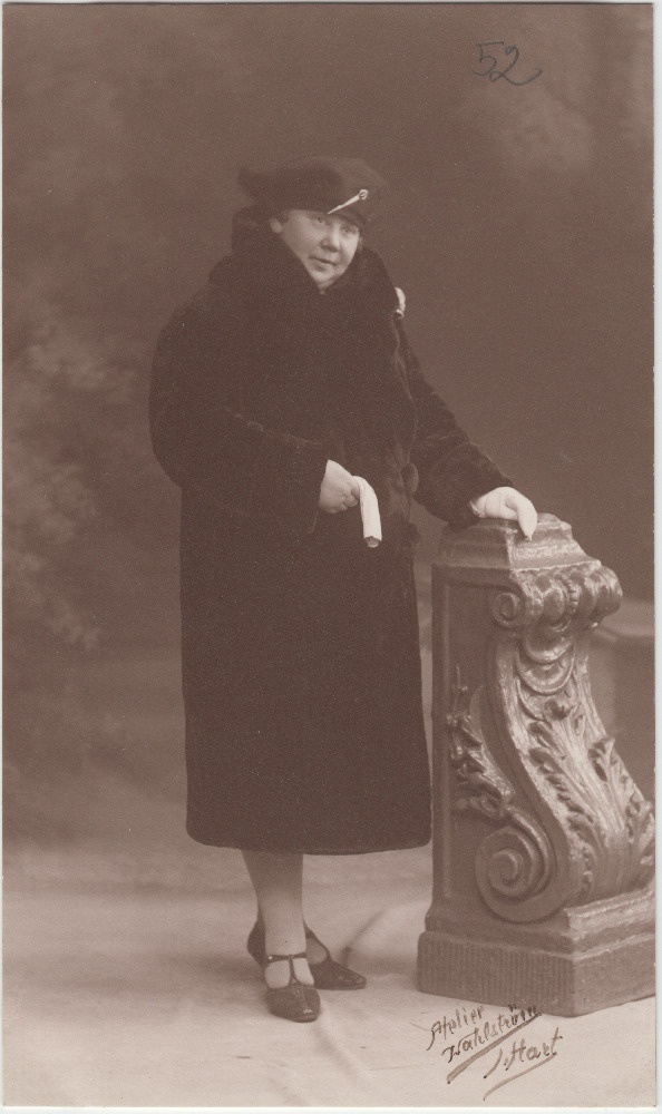 Ida (Adi) Schwalbe. Stuudiofoto