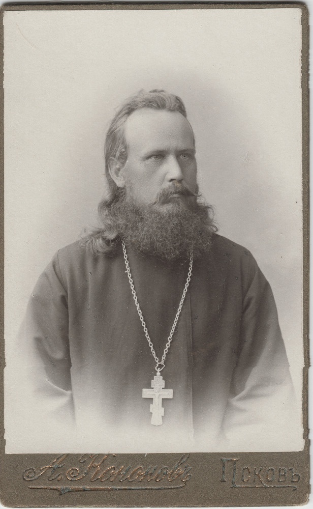 Tailova Imetegija Nikolai (Pihkvamaal) koguduse preestri , Karp (Karl) Ustavi portree. Pöördel pühendus J. Tõnissonile, kirillitsas K. Ustav dateeringuga 10.08.1907
