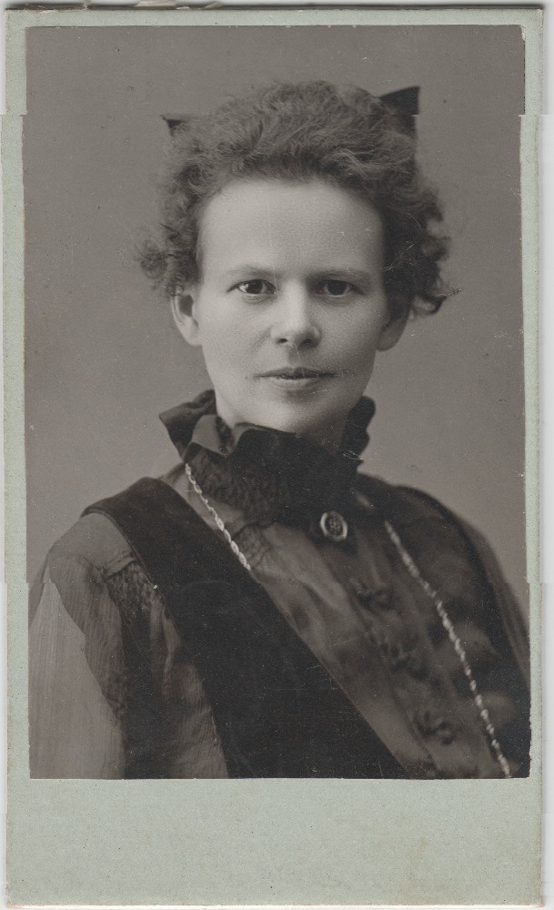 Helmi Põld, portreefoto. Pühendusega ilmselt Hilda Tõnissonile