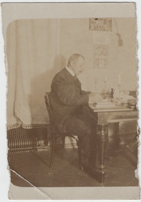 Mees laua taga kirjutamas.  duplicate photo