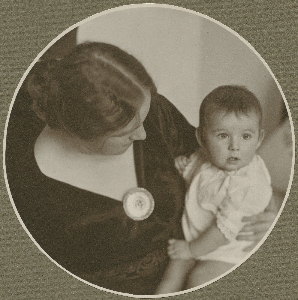 Hilda Tõnisson lapsega.