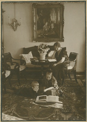 Hilda Tõnisson lastega - Hilja ja Lembit Reinuga elutoas raamatuid vaatamas  duplicate photo