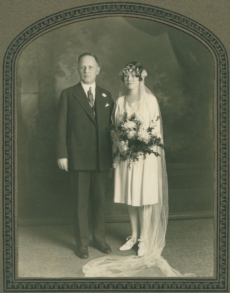 Stuudiofoto abielupaarist, pruut Tõnissonide sugulane