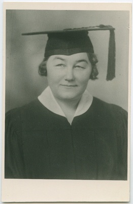 Portree Eliisabet Juudasest (Elisabeth Judas) ülikooli lõpetamise riietuses. Pöördel kiri Jaan Tõnissonile  duplicate photo