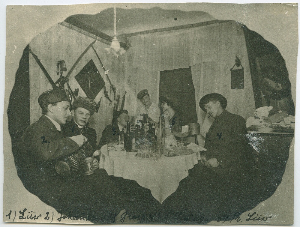 Foto seltskondlikult koosviibimiselt.