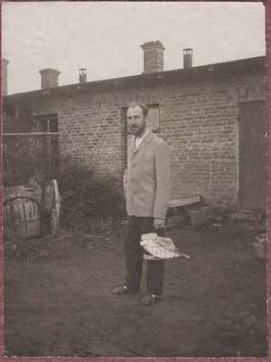 Jaan Tõnisson enne vanglasse minekut vangimaja ees  duplicate photo