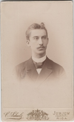 Portree Jaan Tõnissonist pärast ülikooli lõpetamist.  duplicate photo