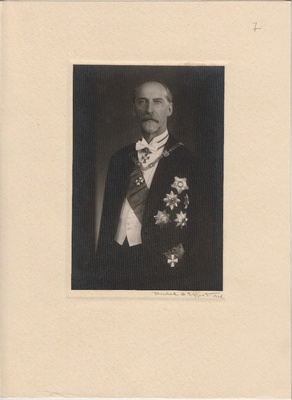 Täispikkuses portree Jaan Tõnissonist.  duplicate photo