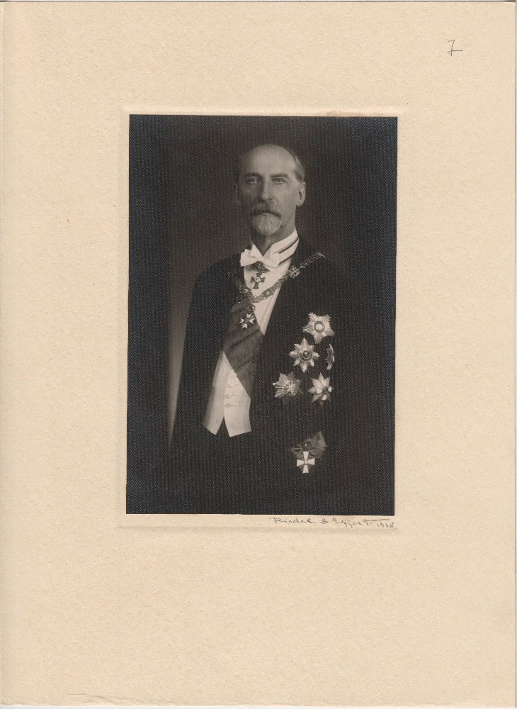 Täispikkuses portree Jaan Tõnissonist.