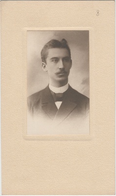 Portree Jaan Tõnissonist pärast ülikooli lõpetamist.  duplicate photo