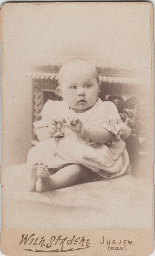 Stuudiofoto imikust.