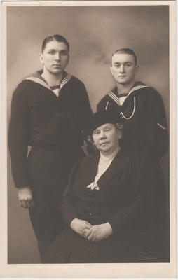 Stuudiofoto Schwallide perekonnast.  duplicate photo