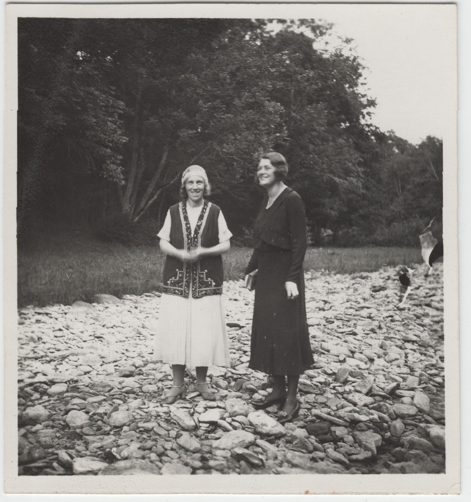 Hilda Tõnisson kaaslasega looduses.