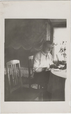 Mees habet ajamas.  duplicate photo