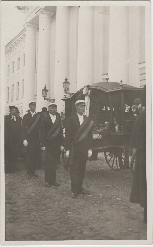 Korporandid matusevankri kõrval Tartu ülikooli ees.