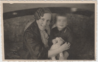 Hilda Tõnisson lapselapse Tõnisega.  duplicate photo