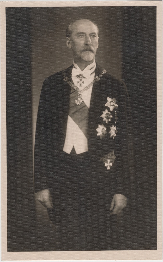 Täispikkuses portree Jaan Tõnissonist.