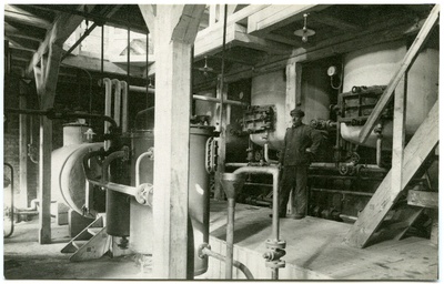 Abja Värnitsa- ja Linatööstuse Ühisuse tööline konteinerite juures.  duplicate photo