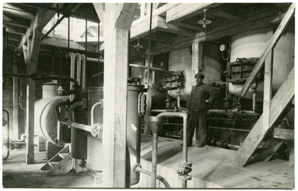 Abja Värnitsa- ja Linatööstuse Ühisuse tööline konteinerite juures.