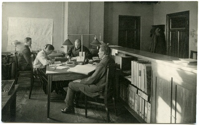 Abja Värnitsa- ja Linatööstuse Ühisuse ametnikud töölaua taga.  duplicate photo