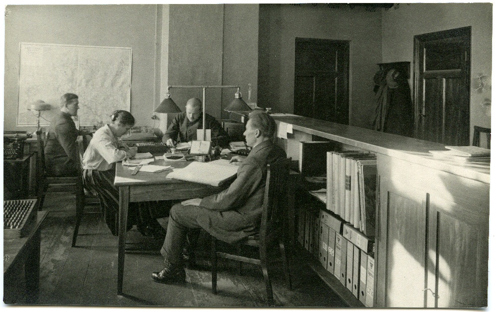 Abja Värnitsa- ja Linatööstuse Ühisuse ametnikud töölaua taga.