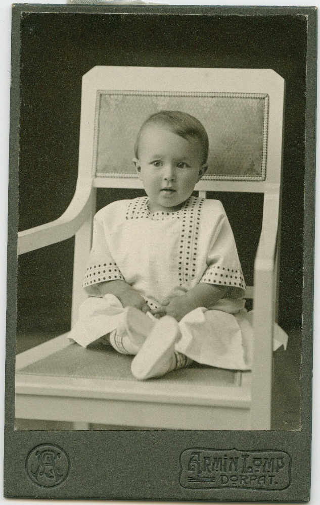 Stuudiofoto lapsest.