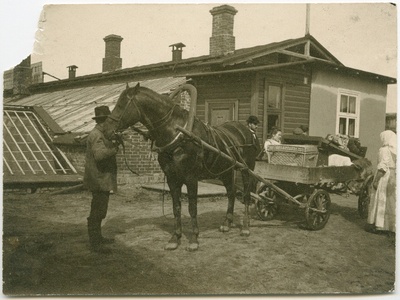 Jaan Tõnissoni kraam läheb vangimajasse.  similar photo
