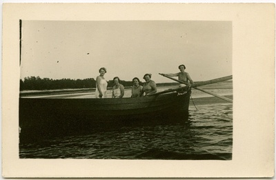 Hilda Tõnisson sõbrannadega paadiga Pärnu jõel  duplicate photo