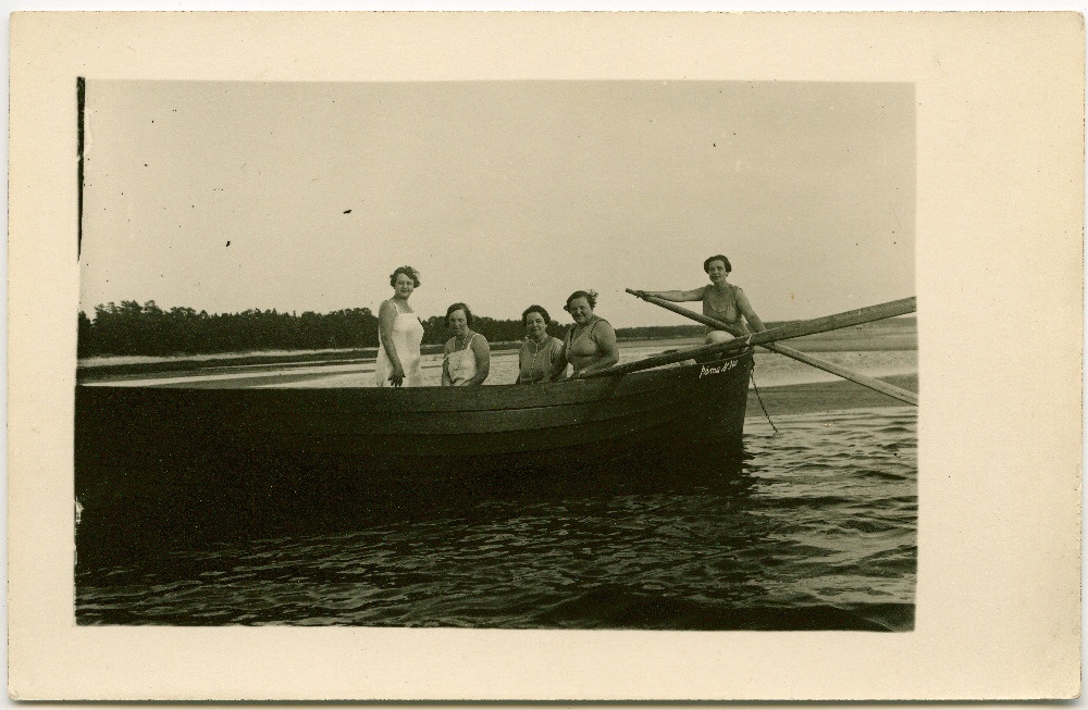 Hilda Tõnisson sõbrannadega paadiga Pärnu jõel