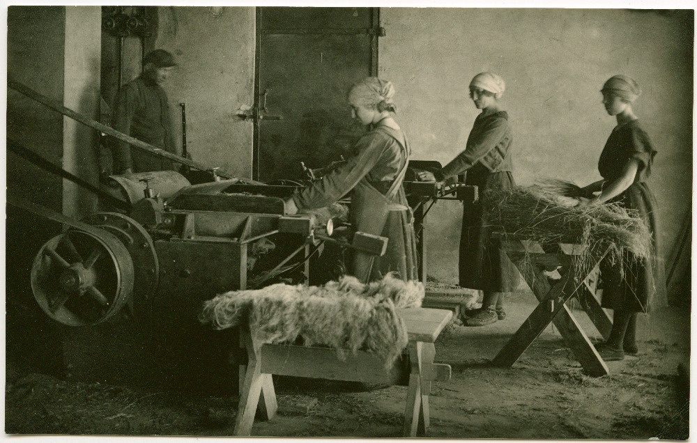 Abja Värnitsa- ja Linatööstuse Ühisuse töölised töötamas.