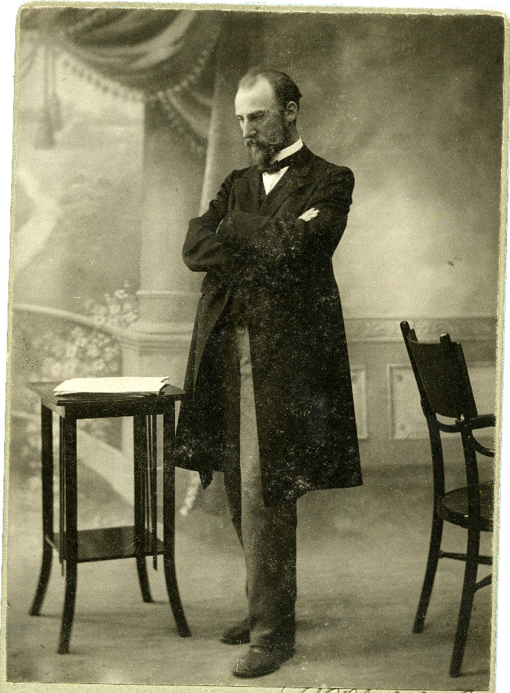 Stuudiofoto Jaan Tõnissonist.