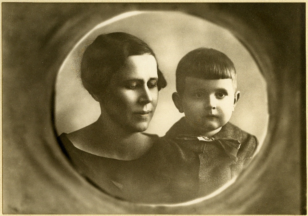 Portree tundmatust naisest ja poisist