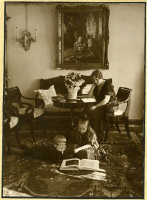 Hilda Tõnisson laua taga lugemas, Lembit Rein ja Hilja Tõnisson vaibal raamatut uurimas  duplicate photo