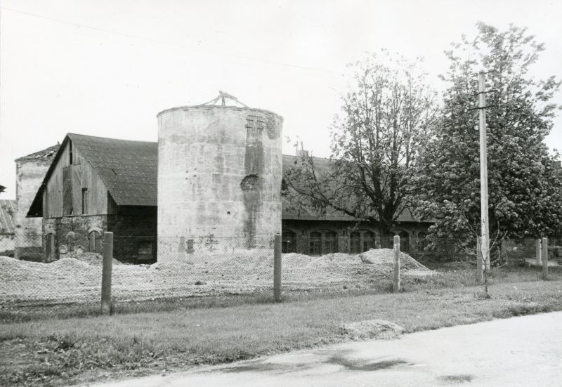Ülenurme mõisa veiselaut silotornidega