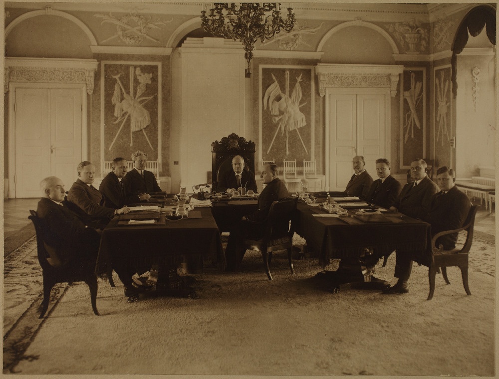 Eesti Vabariigi valitsuse koosseis Toompea lossi valges saalis (12. veebruaril 1931. aastal loodud Konstantin Pätsi kabinet).