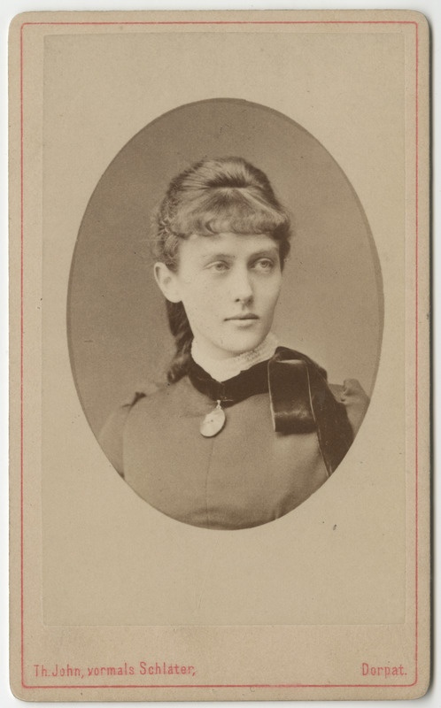 Olga Dietze (abielus Hecht) ovaalportree