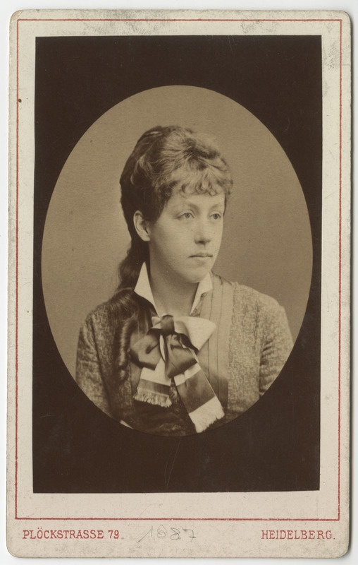 Selma Raehlmanni ovaalportree