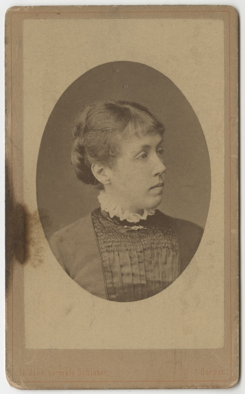 Selma Raehlmanni ovaalne portreefofo